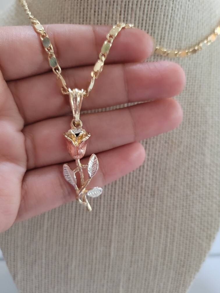 Rose pendant necklace